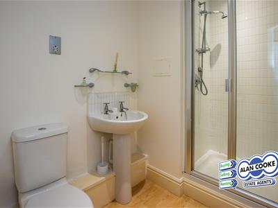 EN-SUITE SHOWER ROOM